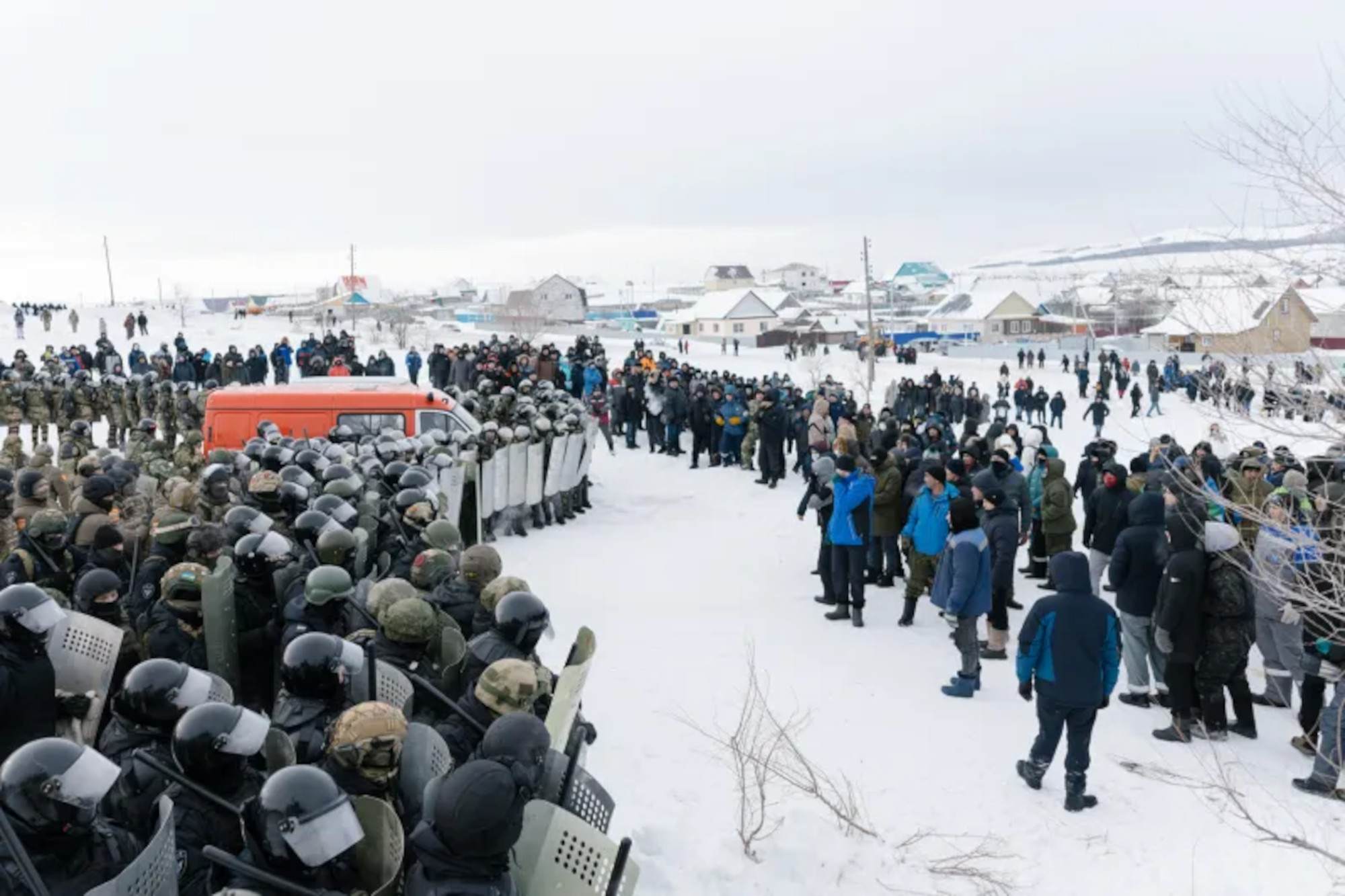 La police disperse des manifestants dans la ville de Baymak dans le Bashkortostan le 17 janvier après la condamnation à quatre ans de prison d’un activiste local.